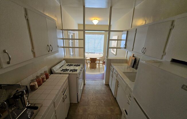570 North Rossmore