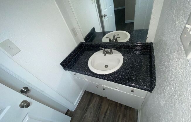 1 bed, 1 bath, 563 sqft, $1,130, Unit 2048