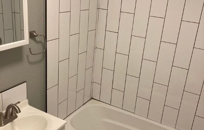 3 beds, 1 bath, 650 sqft, $1,445, Unit 1213 - 09