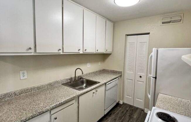 2 beds, 1 bath, 861 sqft, $1,710, Unit 22