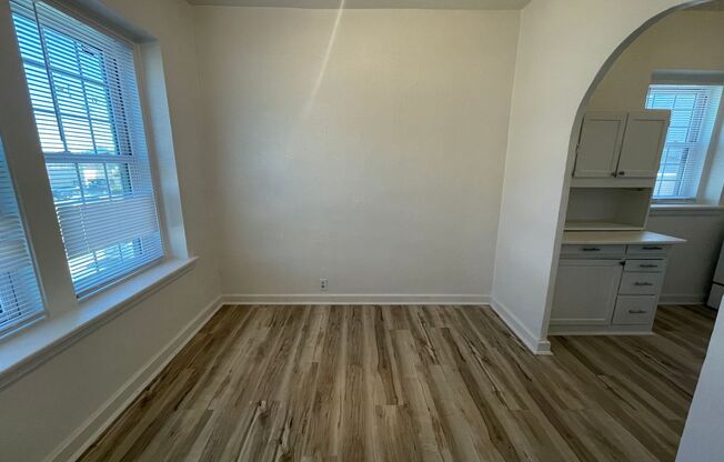 2 beds, 1 bath, 750 sqft, $725, Unit 229 W Jackson Blvd Apt 2C