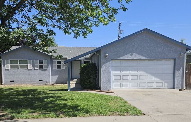 Charming 3 Bedroom, 2 Bath Home w/Large Backyard