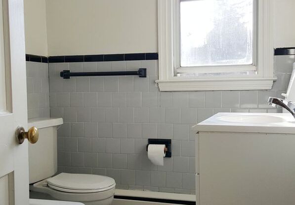 2 beds, 1 bath, 800 sqft, $1,695, Unit E11
