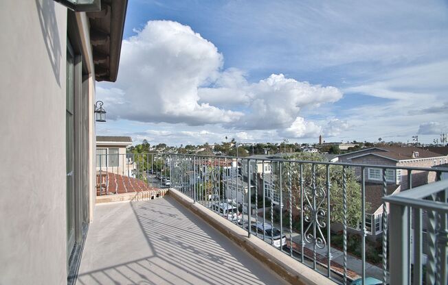 3 Bed 3.5 Bath Town Home For Lease - Walk to Beach