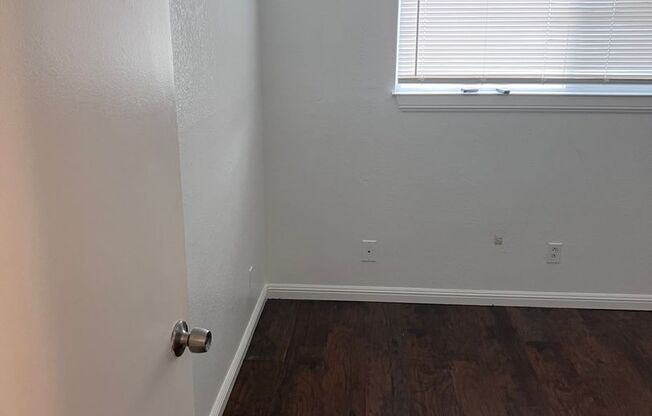 2 beds, 1 bath, 900 sqft, $1,000, Unit 20