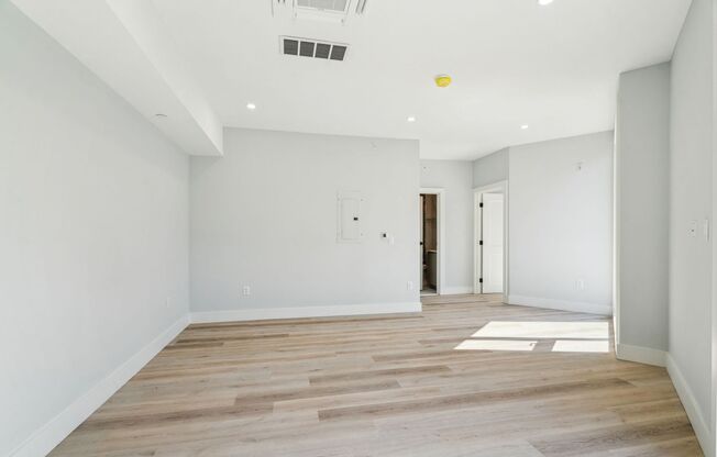 2 beds, 1 bath, $2,700, Unit 206