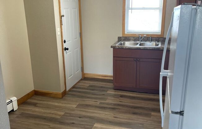 2 beds, 1 bath, $645, Unit 3