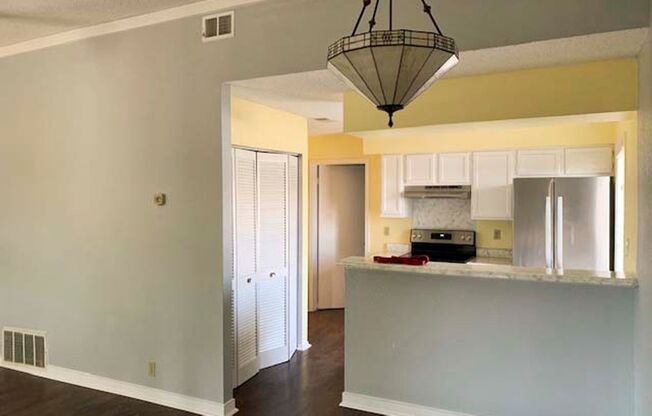 Now Available - 1-Bedroom Condo Near Medical Center with Gated Access & Covered Parking