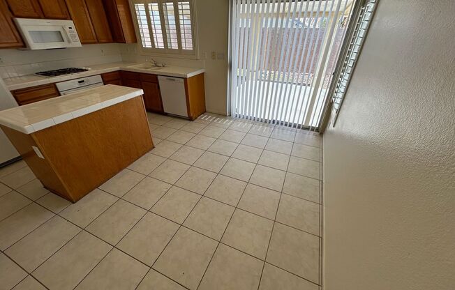 BEAUTIFUL 3 BEDROOM, 2 BATHROOM SINGLE-STORY HOME WITH FRESH PAINT AND HIGH VAULTED CEILINGS!