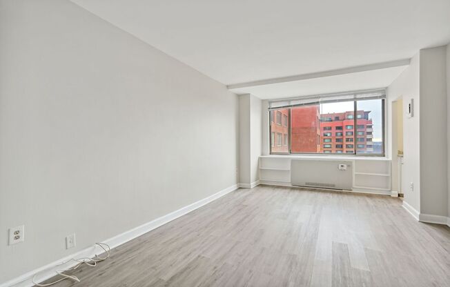 Spacious & Bright Studio at River Place West