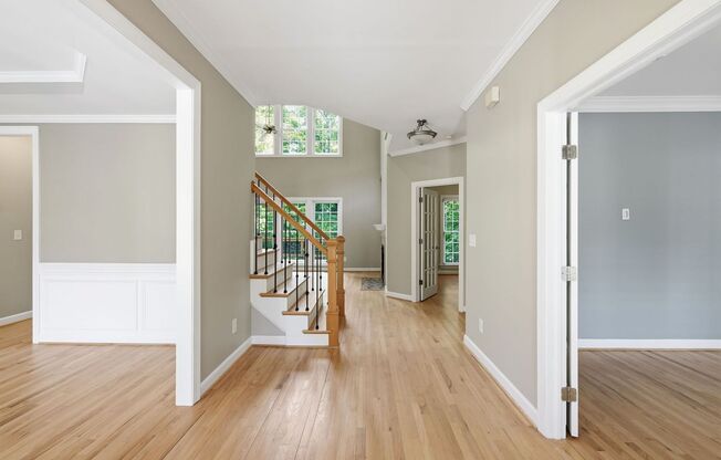 Gorgeous and Spacious 5 Bedroom Home, Cul-de-sac lot, Vaulted Ceilings, Large Backyard, Stunning Hardwoods!