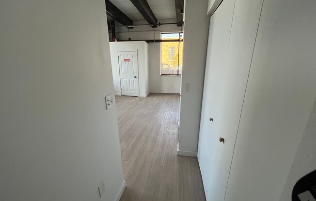 Studio, 1 bath, 327 sqft, $895, Unit 101