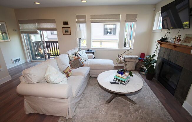 LUXURY 2-BED BALLARD TOWNHOME FOR RENT WITH EASY COMMUTE!