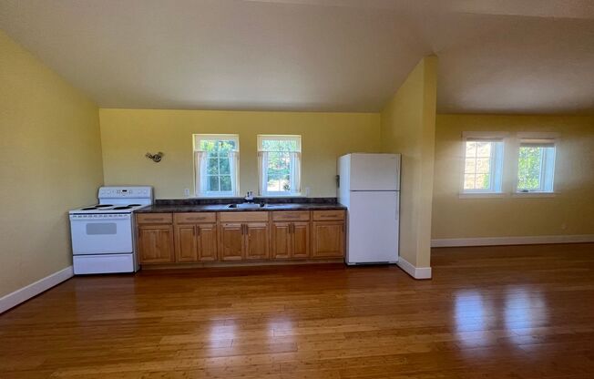 Studio, 1 bath, 792 sqft, $1,495, Unit Carriage House #1