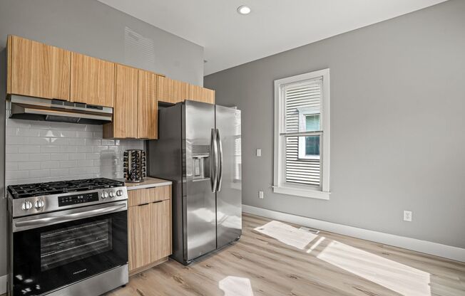 Rare Kenwood townhome, Across from Campus