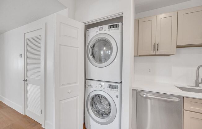 2 beds, 1 bath, $2,750, Unit 893-1