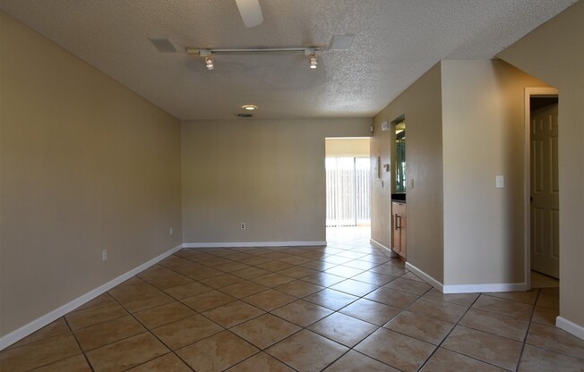2br 2.5ba UPDATED home in Hidden Oaks, Winter Park!!! Kitchen UPDATED, Tile Floor downstairs, Community pool.