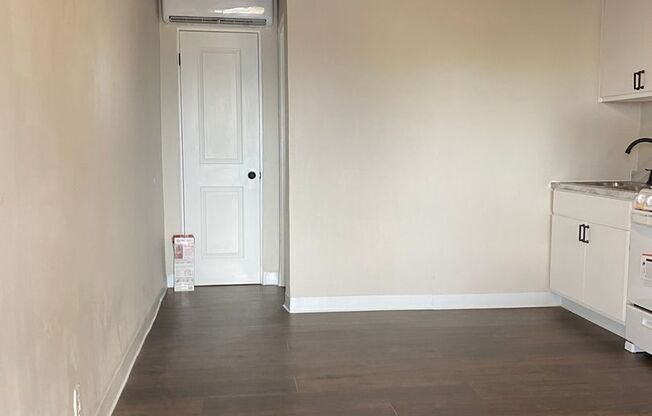 Studio, 1 bath, 220 sqft, $850, Unit 4