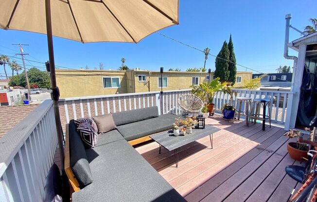 PRIVATE LARGE PATIO DECK! UPSTAIRS ONE BEDROOM APARTMENT! On Site Laundry