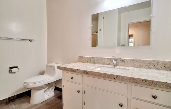 Spacious Second Floor 1bd Condo in Great Parkview West Community