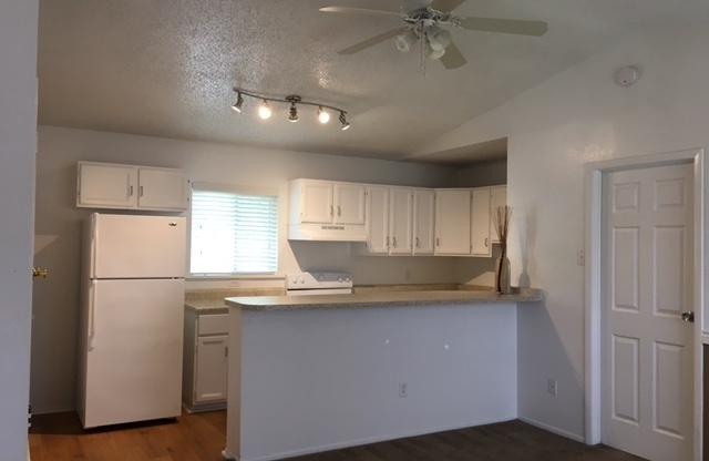 1 bed, 2 baths, 815 sqft, $1,150, Unit B2