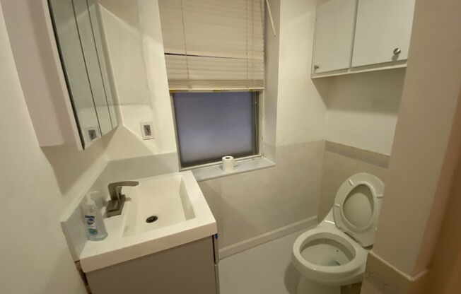 1 bed, 1 bath, $2,700, Unit 1R