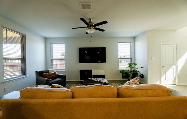 Charming 3-Bed, 2.5-Bath Home for Lease in Aubrey, TX