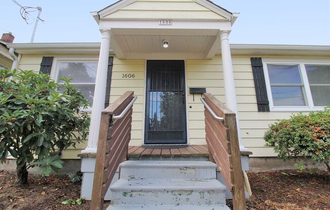 Great Overlook 2 Bedroom Bungalow - Steps to Max!!!!