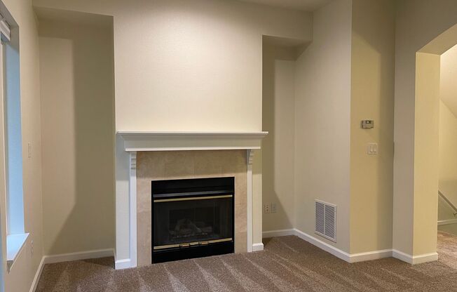 Bellevue Townhome! 2 Bedroom 2.5 Bathroom! *Utilities Included*