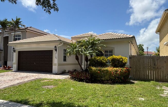 Beautiful 4/3 House - Charming Patio