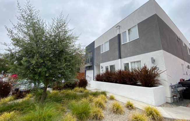 627 N MARIPOSA AVE