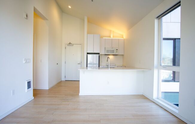 Chic Buckman Studio w/ Vaulted Ceilings, DW, & Washer & Dryer!