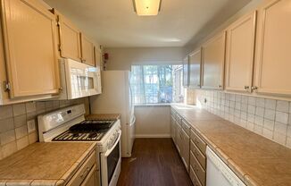Spacious single-level attached guest house on private setting in Vista!
