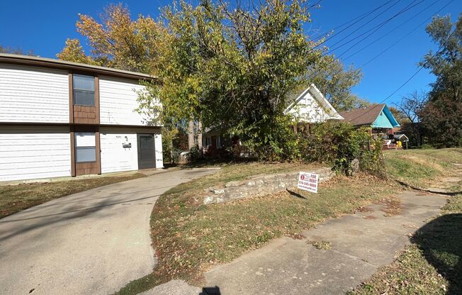 Duplex with 3 Bedroom, 1 Bathroom in Independence, MO!