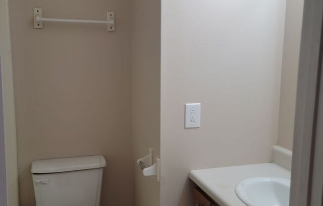 2 beds, 1 bath, 913 sqft, $1,595, Unit Apt. B