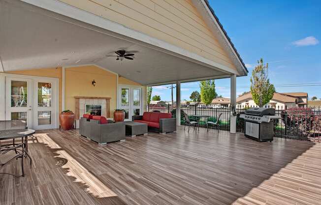 The Vintage Outdoor Lounge Apartments in Moses Lake, WA