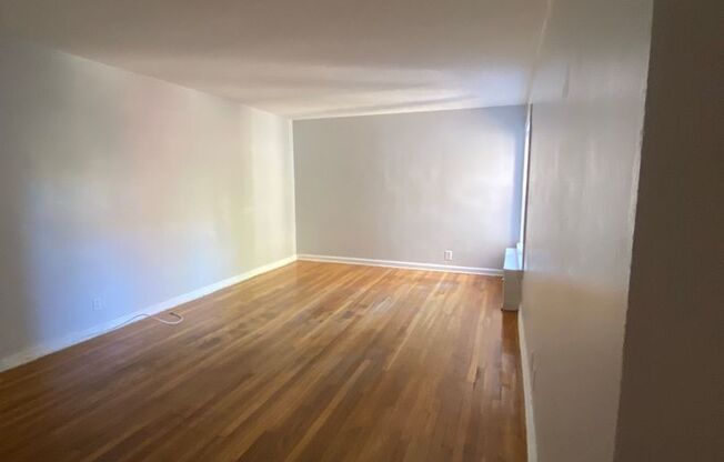 2 beds, 1 bath, $2,300, Unit 4A