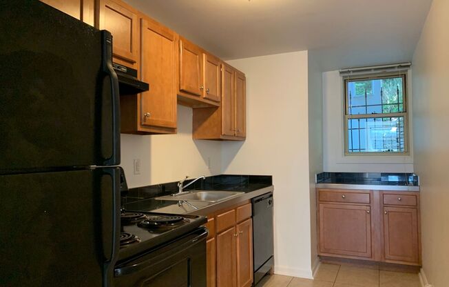 2 beds, 1 bath, 800 sqft, $1,699, Unit 5717 Hobart St. #B8