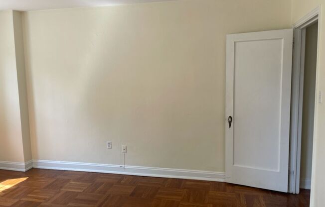 1 bed, 1 bath, 768 sqft, $1,385, Unit Royal York 112