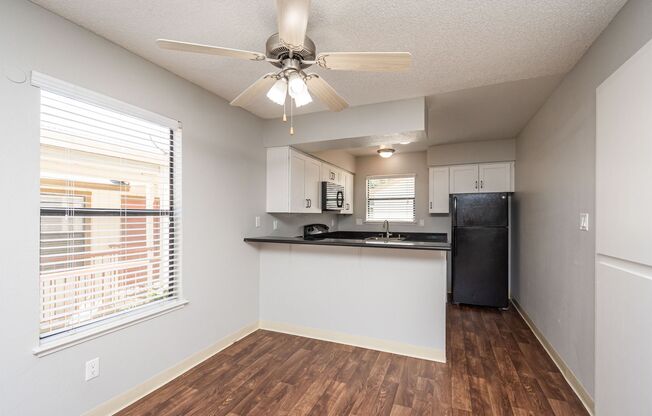 2 beds, 1 bath, 860 sqft, $1,800, Unit 224