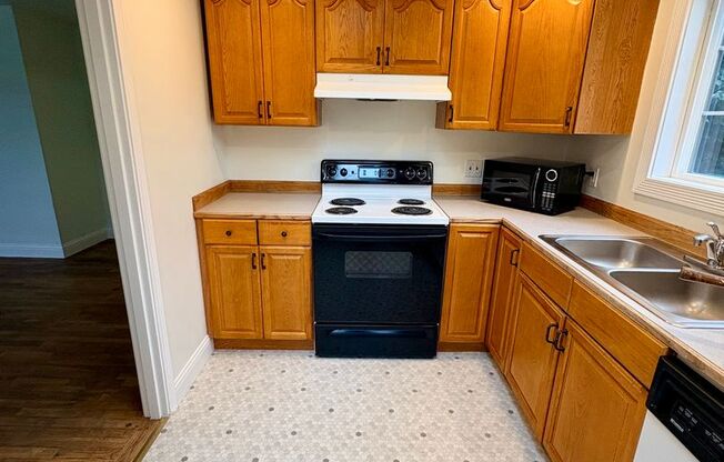 Charming and bright 3 bedroom in Haller Lake