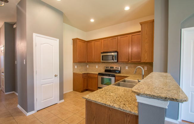Beautifully Crafted 4-2-2 in Grand Prairie! Granite Counters!