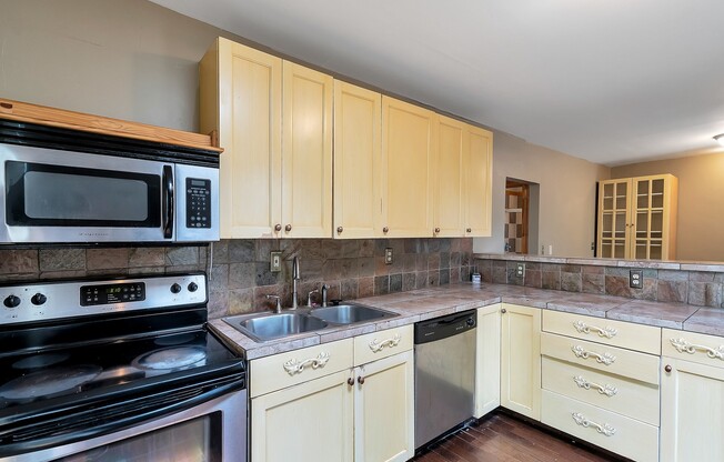 2 Bed 2 Bath Home in Denver! Great Location! Available NOW!!