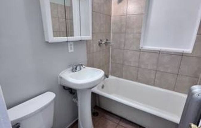 2 beds, 1 bath, $1,450, Unit 3818 -2S