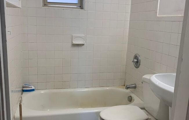 2 beds, 1 bath, $1,550, Unit 905 Maryland Apt 3R