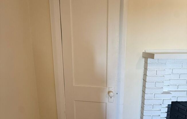 Studio, 1 bath, 295 sqft, $835, Unit Old King Edward 351