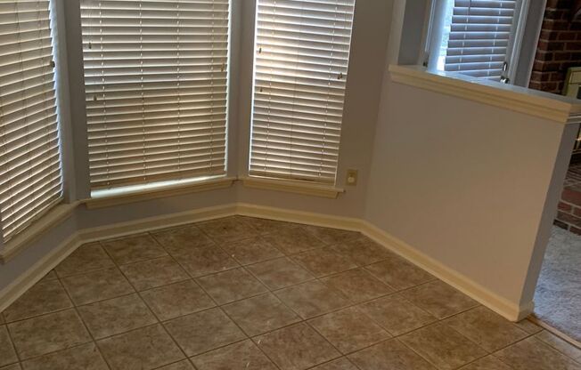 Lovely 3BR home in Raintree with fenced in yard!