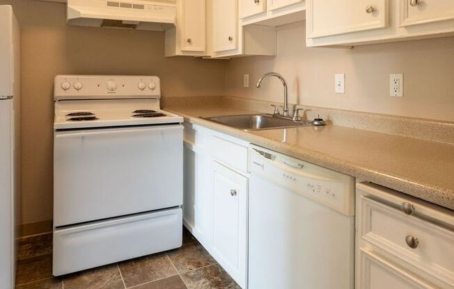 2 beds, 1 bath, 735 sqft, $1,645, Unit 05