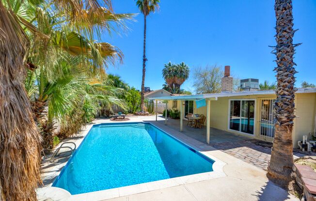 SPARKLING POOL! 4 BEDROOM