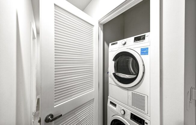 Studio, 1 bath, 425 sqft, $2,040, Unit 2M